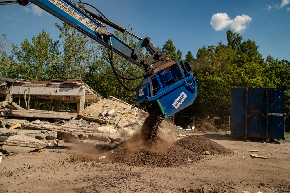 HRVB working on demolition site removing waste